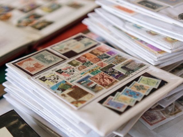Avis sur Delcampe pour vendre timbres et cartes postales