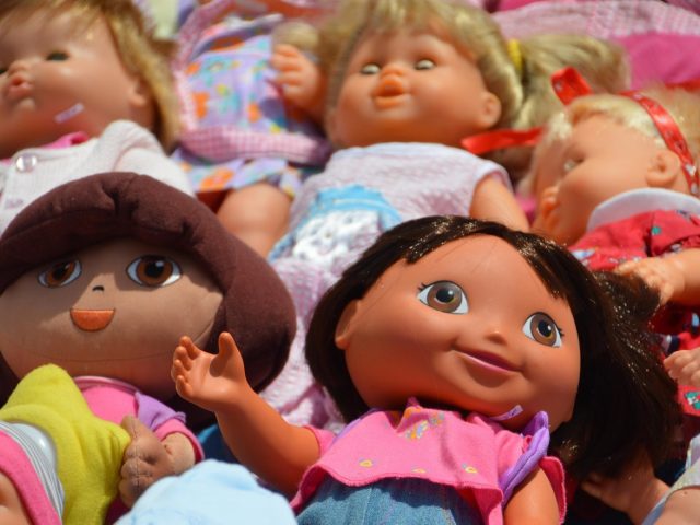 Où trouver des figurines de voyage rares en brocante
