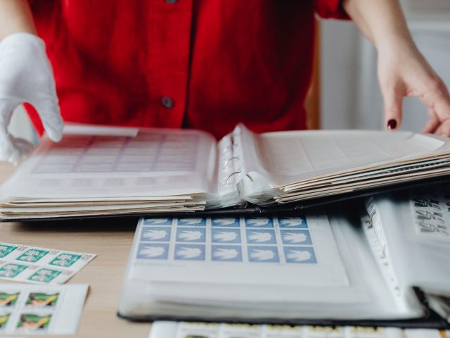 Organiser votre collection de timbres : guide pratique